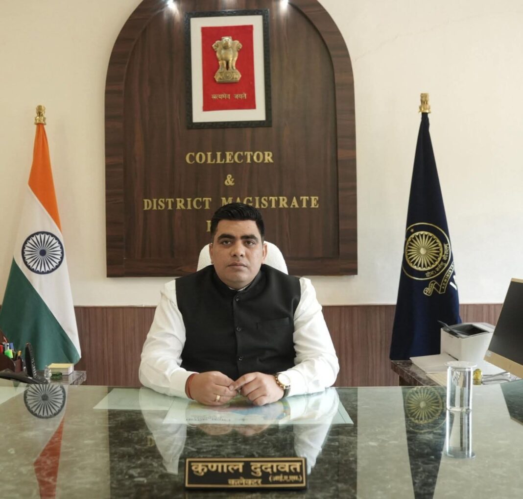 बलरामपुर में कोहरा और शीतलहर का कहर, अलाव बना लोगों का सहारा