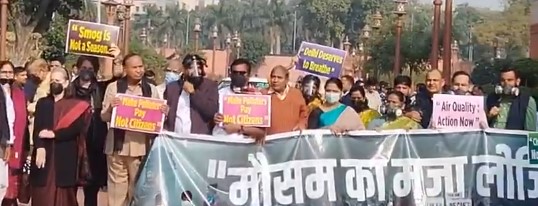 दिल्ली प्रदूषण पर इंडी गठबंधन का संसद परिसर में प्रदर्शन, सोनिया–खरगे सहित कई नेता शामिल