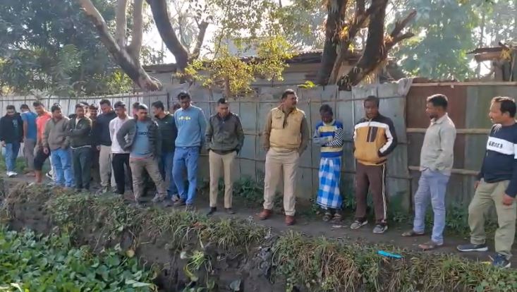 जलपाईगुड़ी में सड़क किनारे ड्रेन में बाइक गिरने से व्यक्ति की मौत, गांव में मातम