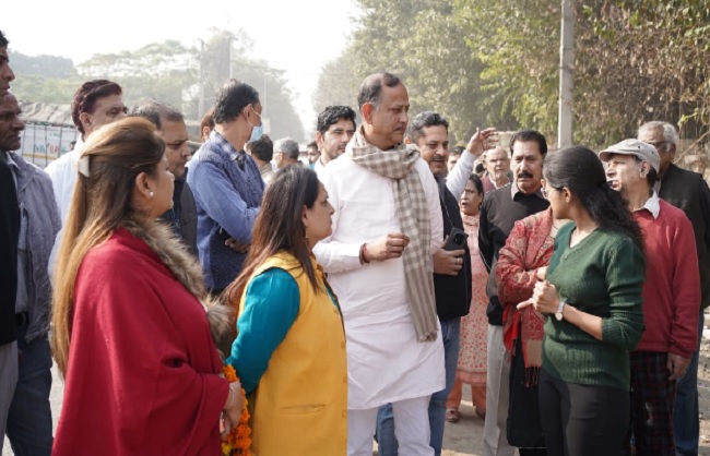 रोहिणी-डी वार्ड 54 में सफाई व अतिक्रमण पर सख्त हुए मंत्री रविन्द्र इन्द्राज, दिए एक्शन के निर्देश