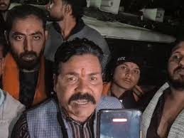 भोपाल में मांस से भरा ट्रक पकड़ा गया, हिंदू संगठनों का गौ-मांस तस्करी का आरोप, मौके पर हंगामा