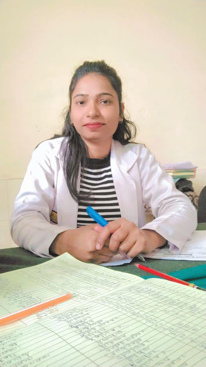 बनी में बड़ा सड़क हादसा: लोड कैरियर गहरी खाई में गिरा, चालक गंभीर घायल