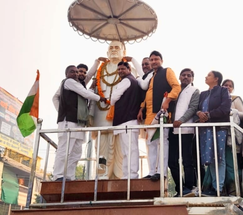 अपना दल (एस) ने श्रद्धा के साथ मनाई लौह पुरुष सरदार वल्लभभाई पटेल की पुण्यतिथि