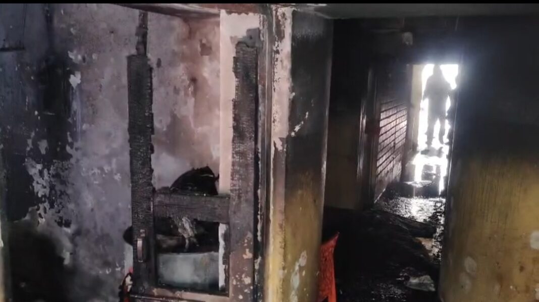 धनबाद में तीन मंजिला मकान में भीषण आग, दो की मौत, दो गंभीर