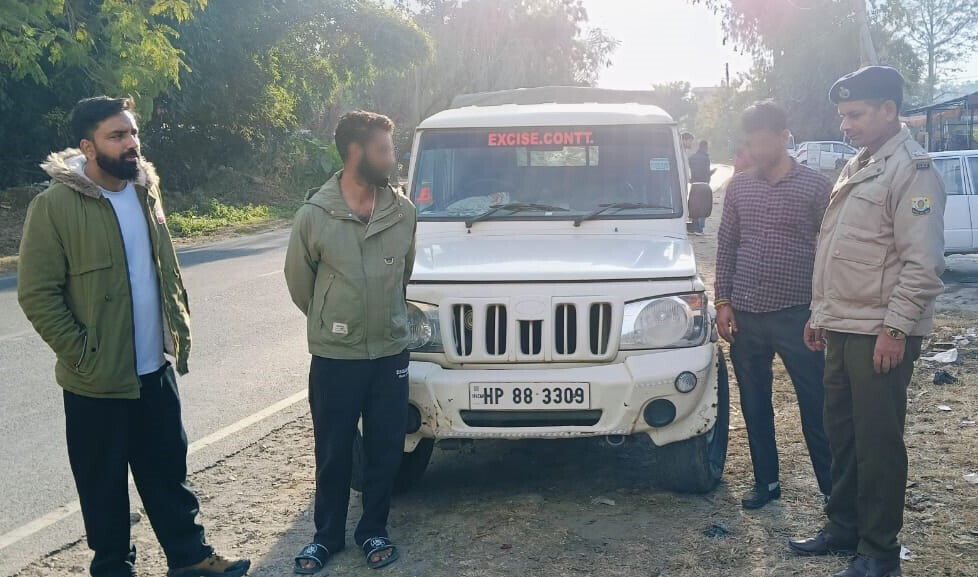 धर्मशाला में अवैध शराब तस्करी का भंडाफोड़, गाड़ी से 9 पेटियां शराब बरामद, दो गिरफ्तार