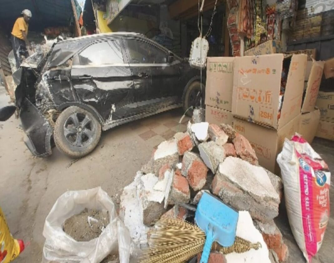 नशे में कार चलाना पड़ा भारी, रांची में खड़ी कार को मारी टक्कर, चालक फरार