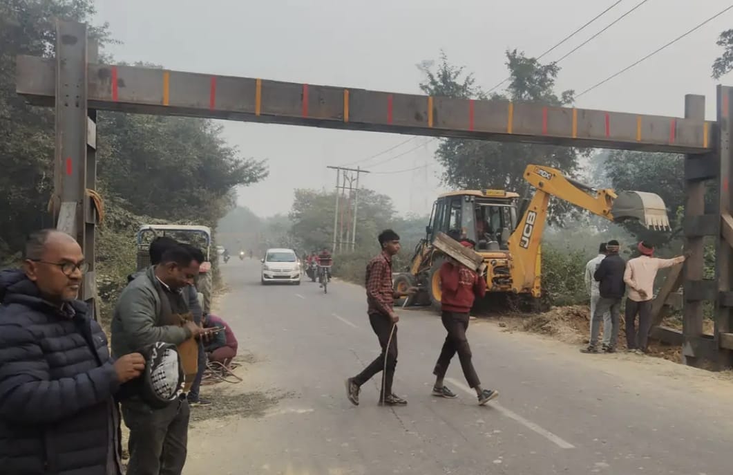 अगानपुर पुल पर हाइट गेज लगा, गन्ना किसानों और श्रद्धालुओं की बढ़ी परेशानी