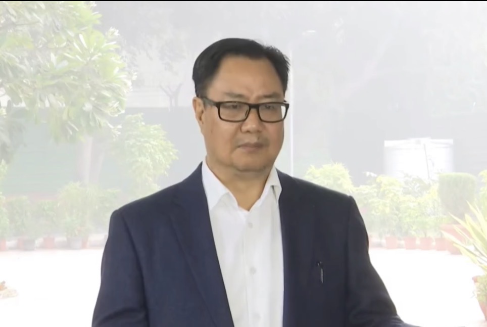 रिजिजू ने प्रधानमंत्री पर आपत्तिजनक टिप्पणी को लेकर खरगे और राहुल से संसद में माफी की मांग की