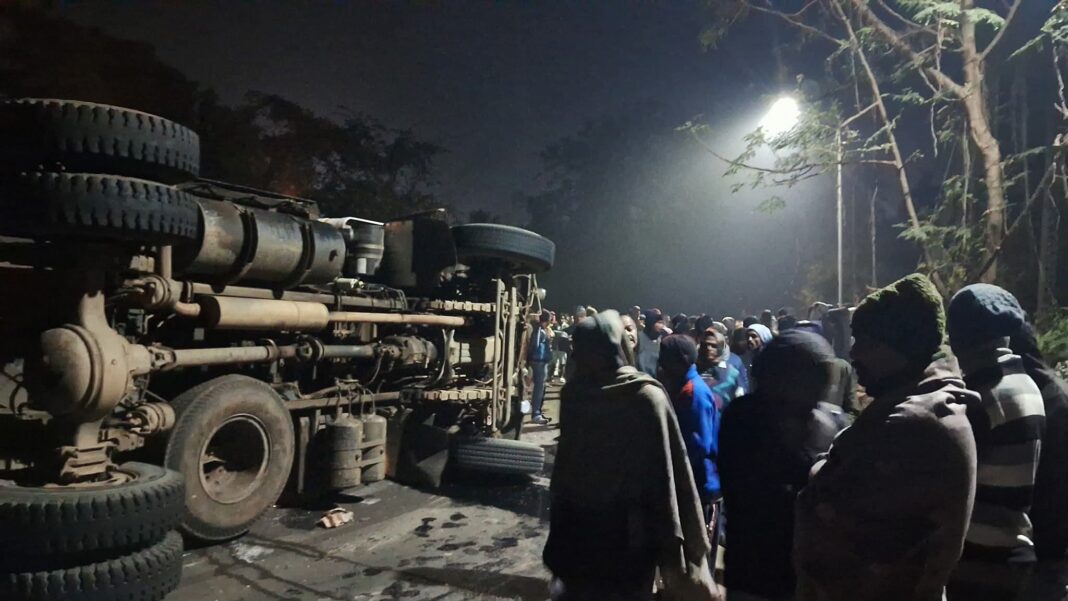 भीषण सड़क हादसा: तेज रफ्तार लॉरी की टक्कर से साइकिल सवार की मौत, बाइक चालक गंभीर घायल