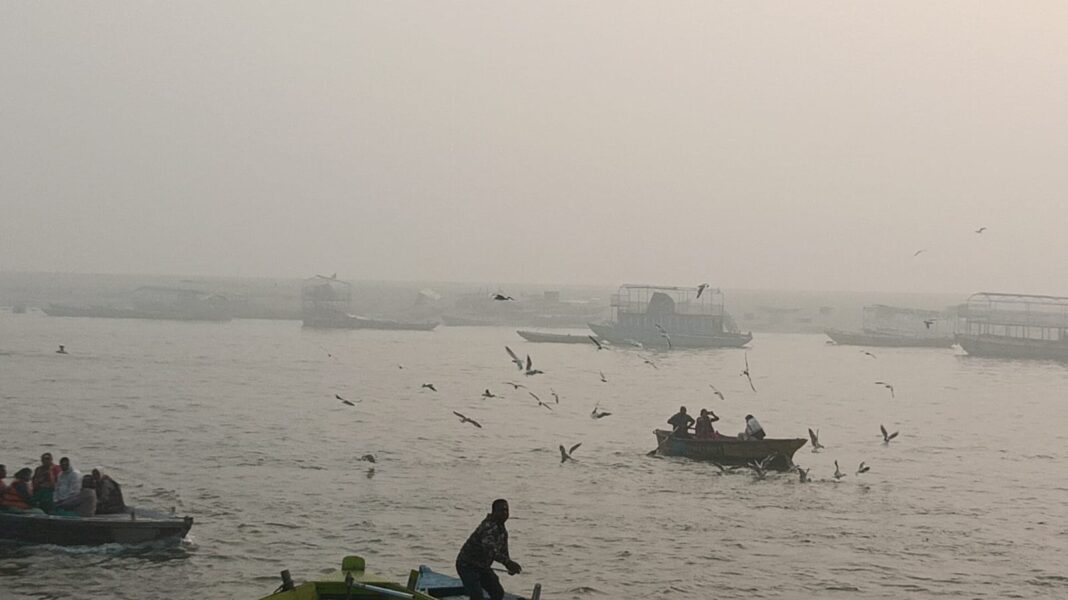 वाराणसी में घने कोहरे का कहर, जनजीवन प्रभावित, शीतलहर ने दी दस्तक