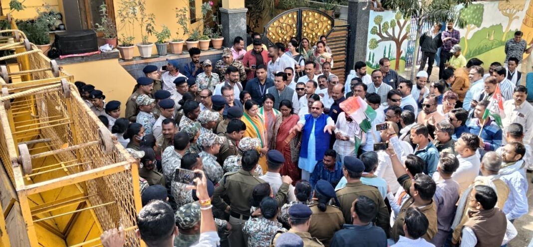 नेशनल हेराल्ड मामले में कांग्रेस का शक्ति प्रदर्शन, धमतरी में जिला भाजपा कार्यालय का घेराव