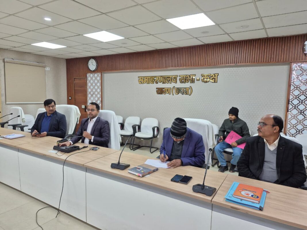 छपरा: जिलाधिकारी ने कार्यसंस्कृति सुधारने और लंबित मामलों के निपटारे के दिए सख्त निर्देश