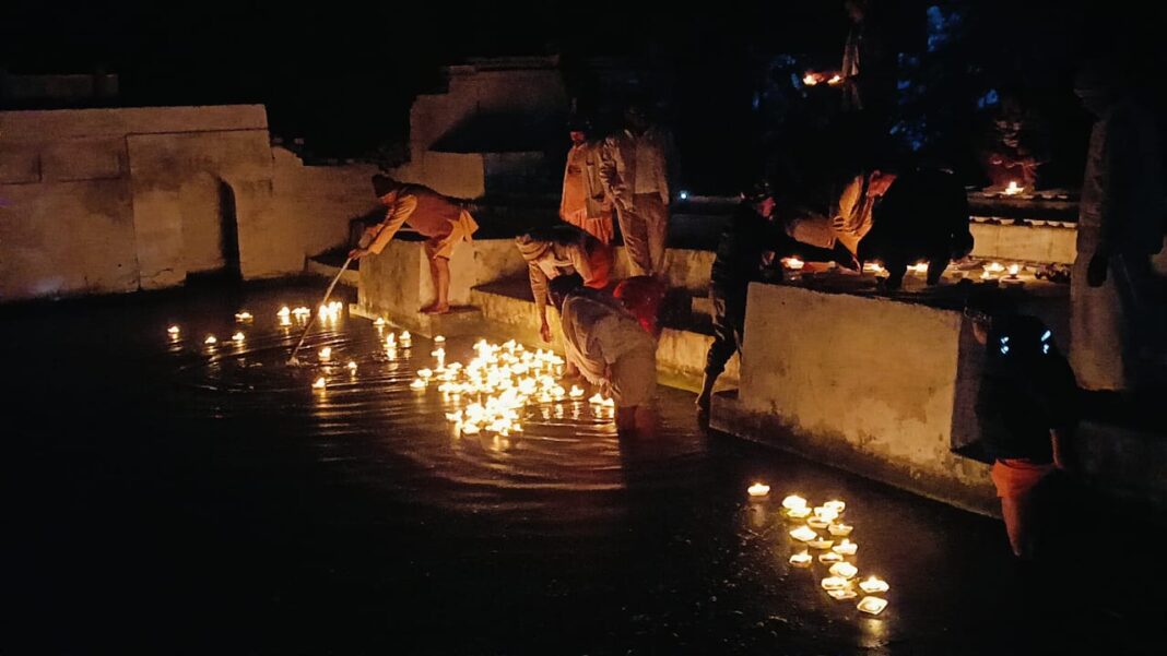 धौंसा मंदिर के गोपाल सागर में भव्य दीपोत्सव, मकर संक्रांति पर आस्था की रोशनी से चमका महोबा