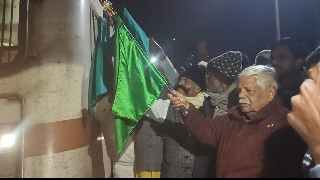 Mohammadganj Railway Update: गरीब रथ एक्सप्रेस का ठहराव शुरू, सांसद ने दिखाई हरी झंडी