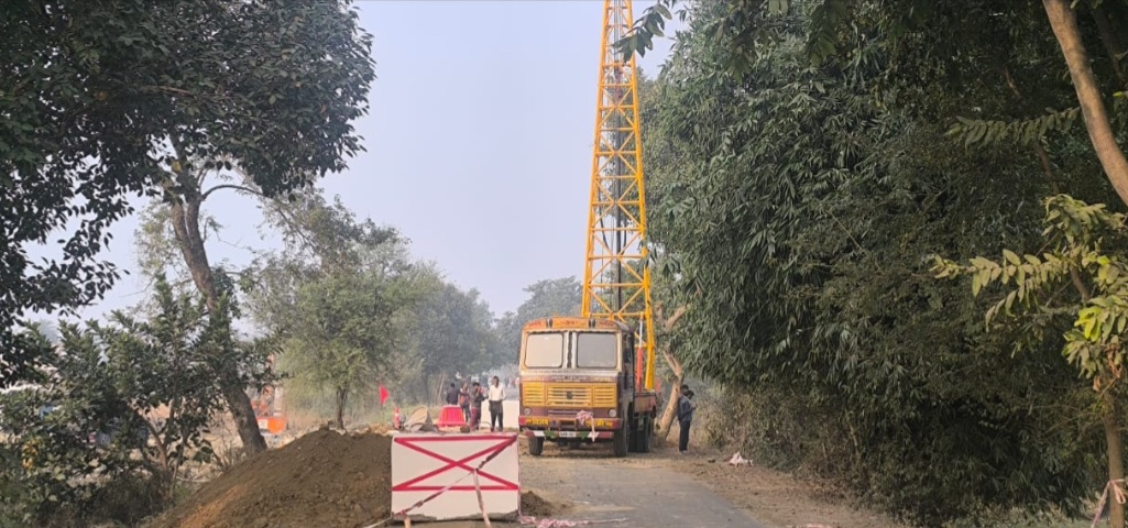 चौकाघाट क्रासिंग पर पुल निर्माण से बढ़ी परेशानी, साइड रास्ता न होने से मरीजों और ग्रामीणों को भारी दिक्कत