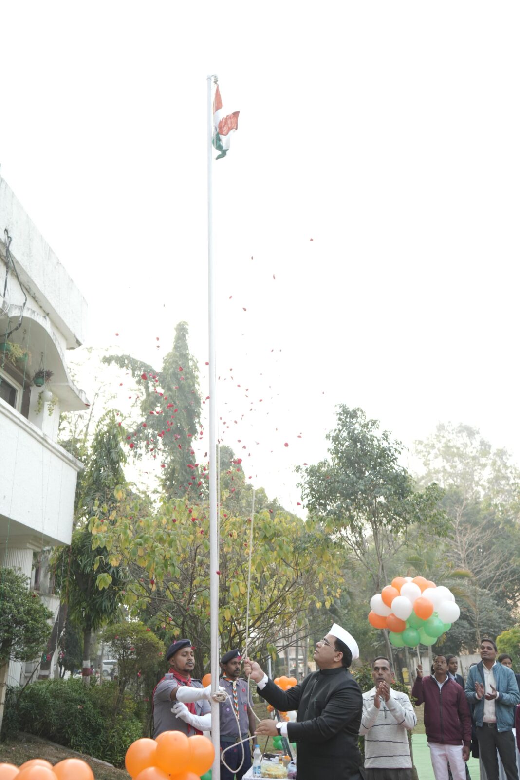 कोरबा कलेक्ट्रेट में गणतंत्र दिवस समारोह: कलेक्टर कुणाल दुदावत ने फहराया तिरंगा