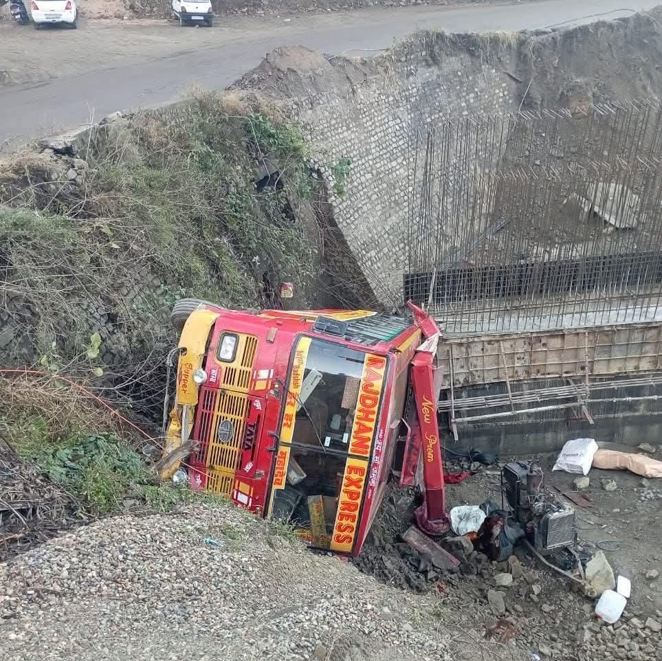 Bilaspur Bus Accident: नेशनल हाइवे पर निजी बस हादसा, 4 लोग घायल
