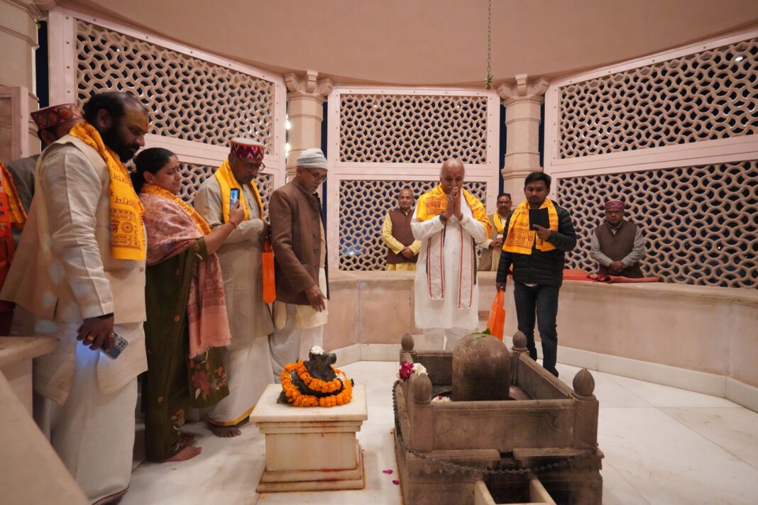 Ayodhya Ram Mandir Visit: प्रवीण भाई तोगड़िया ने राम जन्मभूमि में किए दर्शन, मंदिर निर्माण का लिया जायजा