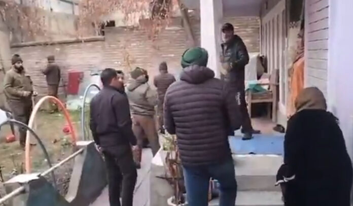 कश्मीर में साइबर आतंकी नेटवर्क पर बड़ी कार्रवाई, 22 जगहों पर CIK की छापेमारी