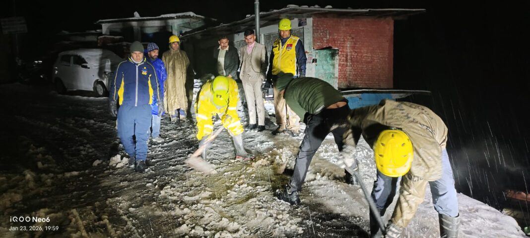 Uttarkashi Snowfall Alert: बर्फबारी से 12 सड़कें बंद, फंसे लोगों को सुरक्षित निकाला