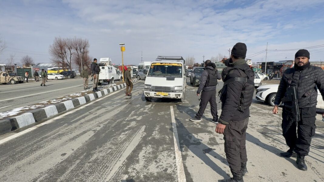 Jammu Srinagar Highway Alert: किश्तवारी पथेर पर सड़क धंसी, भारी वाहन एक दिन छोड़कर चलेंगे
