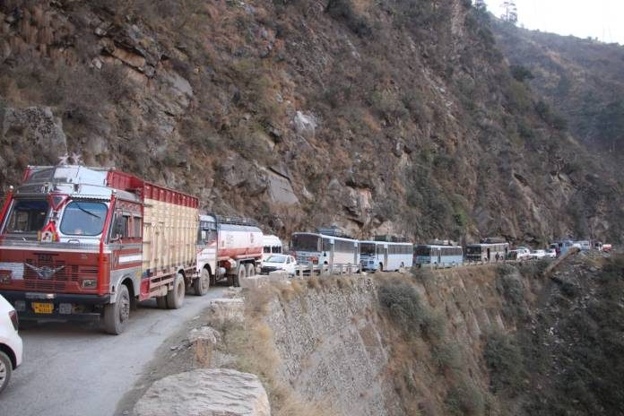 Jammu Srinagar Highway Closed: नवयुग सुरंग के पास बर्फबारी से एनएच-44 बंद