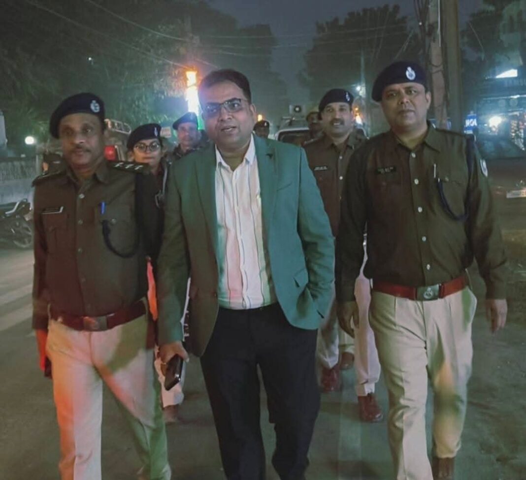 Saraswati Puja Security Alert: फारबिसगंज में प्रशासन का फ्लैग मार्च, कड़ी निगरानी शुरू