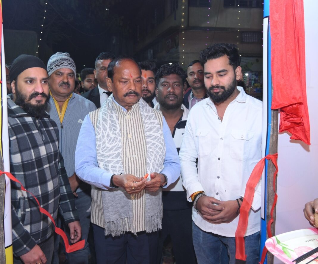 Saraswati Puja Pandal Inauguration: काशीडीह युथ क्लब के पंडाल का रघुवर दास ने किया उद्घाटन