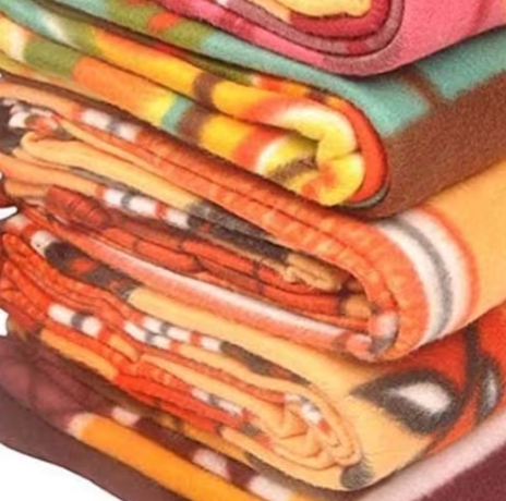 शीतलहर में डीएलएसए की पहल, देहरादून में जरूरतमंदों को बांटे कंबल