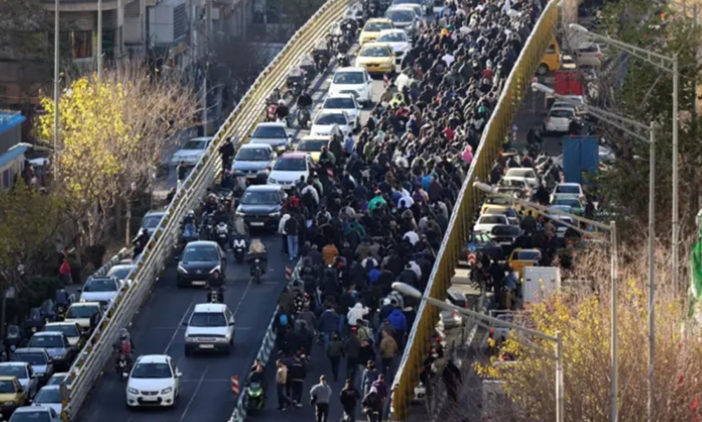 ईरान में महंगाई के खिलाफ भड़की चिंगारी बनी बगावत, पवित्र शहर कोम में खामेनेई शासन के खिलाफ गूंजे नारे