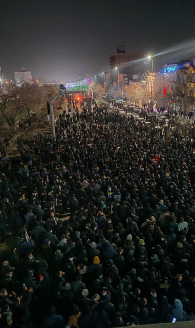 ईरान में खामेनेई के खिलाफ उग्र प्रदर्शन, निर्वासित राजकुमार रजा पहलवी के आह्वान पर सड़कों पर उतरे लाखों