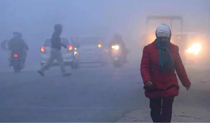दिल्ली में कड़ाके की ठंड, घना कोहरा और ‘खतरनाक’ वायु प्रदूषण, अधिकतम तापमान और गिर सकता है
