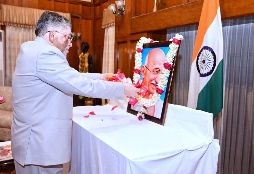 Gandhi Jayanti Tribute: राज्यपाल ने महात्मा गांधी को दी भावभीनी श्रद्धांजलि