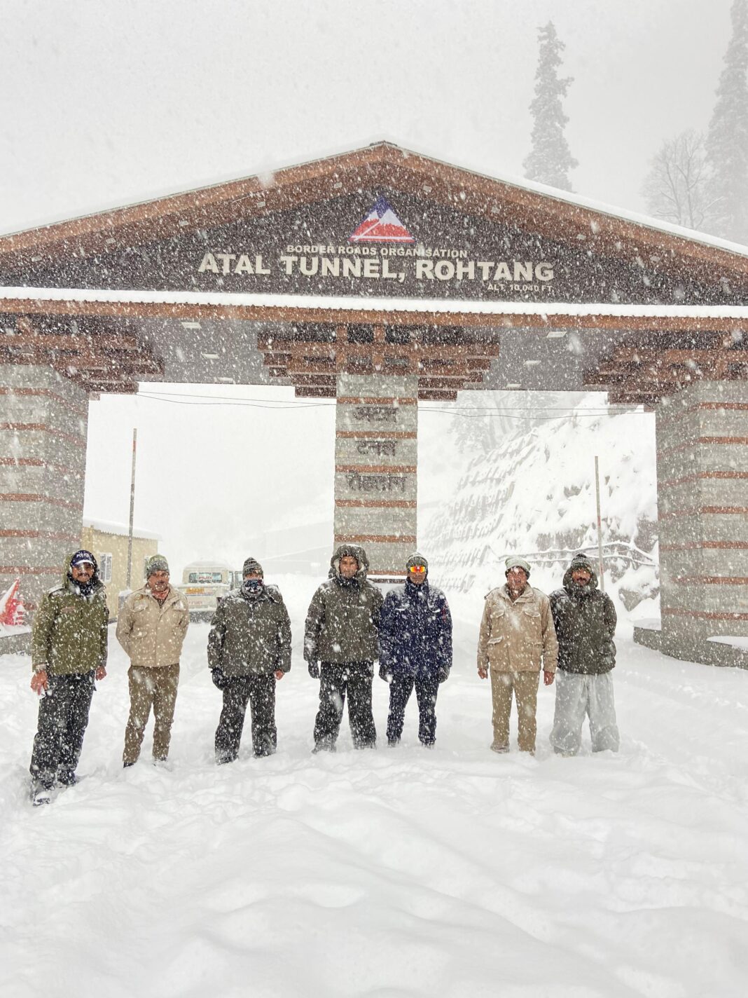 Manali Snowfall Update: मनाली, कुल्लू और अटल टनल में सुबह से ताजा बर्फबारी