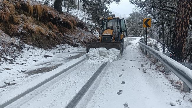 Uttarakhand Weather Alert: बारिश और बर्फबारी से जनजीवन प्रभावित, स्कूल बंद