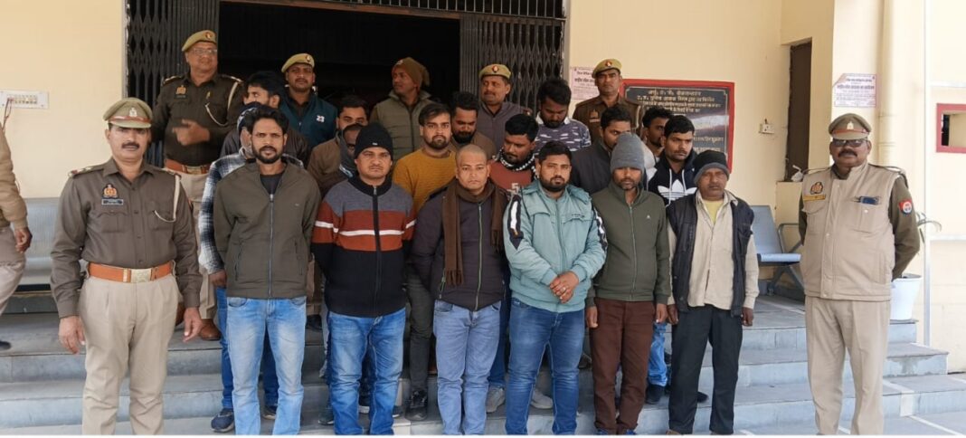 Public Drinking Action: सोनभद्र में पुलिस की बड़ी कार्रवाई, 17 लोग पकड़े गए