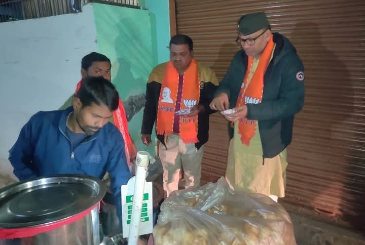 Varanasi Political Outreach: विधायक सौरभ श्रीवास्तव ने कार्यकर्ताओं को खिलाए गोलगप्पे, खुशी का माहौल