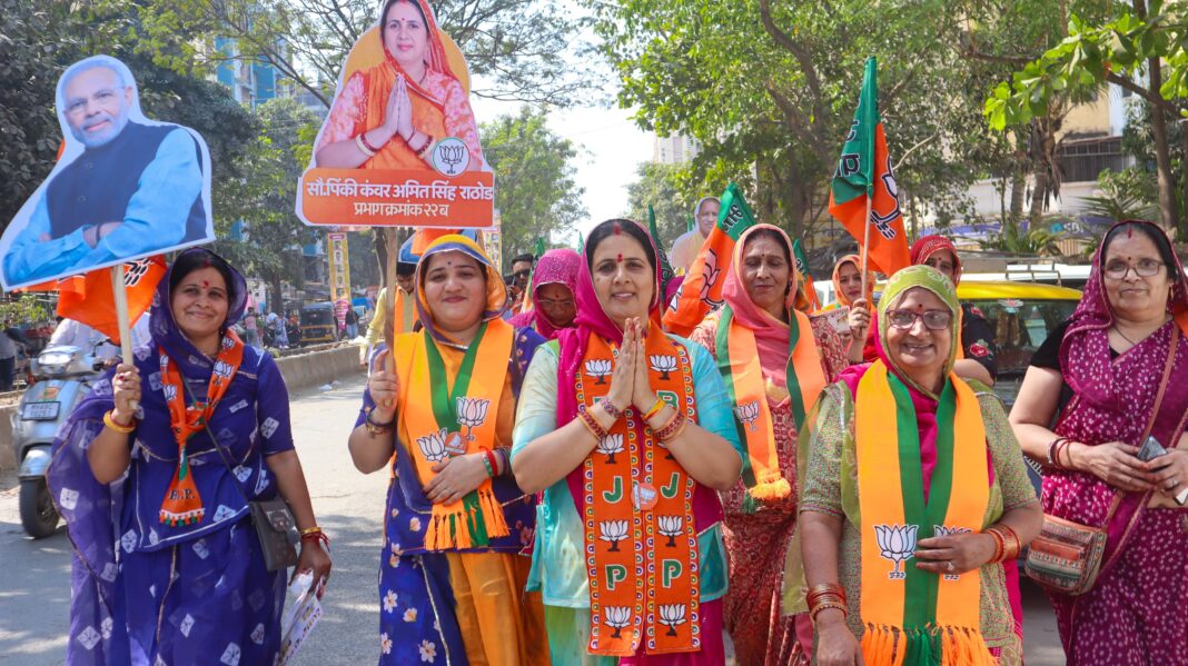 VVCMC Panel Voting Drive! प्रभाग 22 में भाजपा उम्मीदवार ने अनोखे अंदाज में मांगे वोट