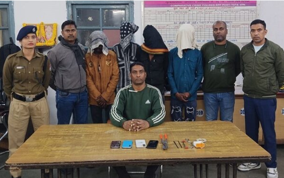 Tatanagar Mobile Theft Gang Busted: ट्रेन में मोबाइल चोरी करने वाले गिरोह के 4 आरोपी गिरफ्तार