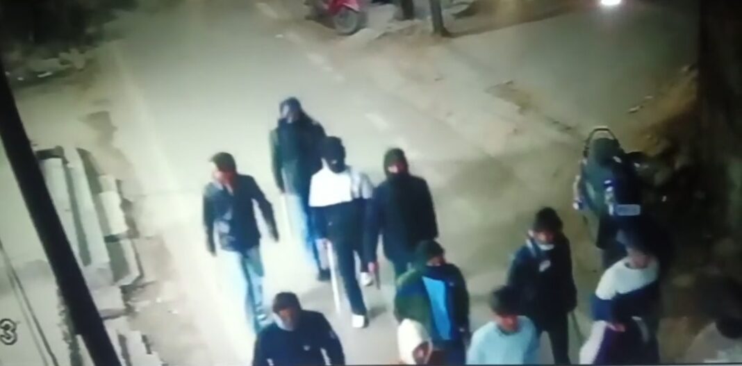 Jamshedpur Gang Attack: हथियारबंद गिरोह ने युवक पर किया जानलेवा हमला, इलाके में दहशत