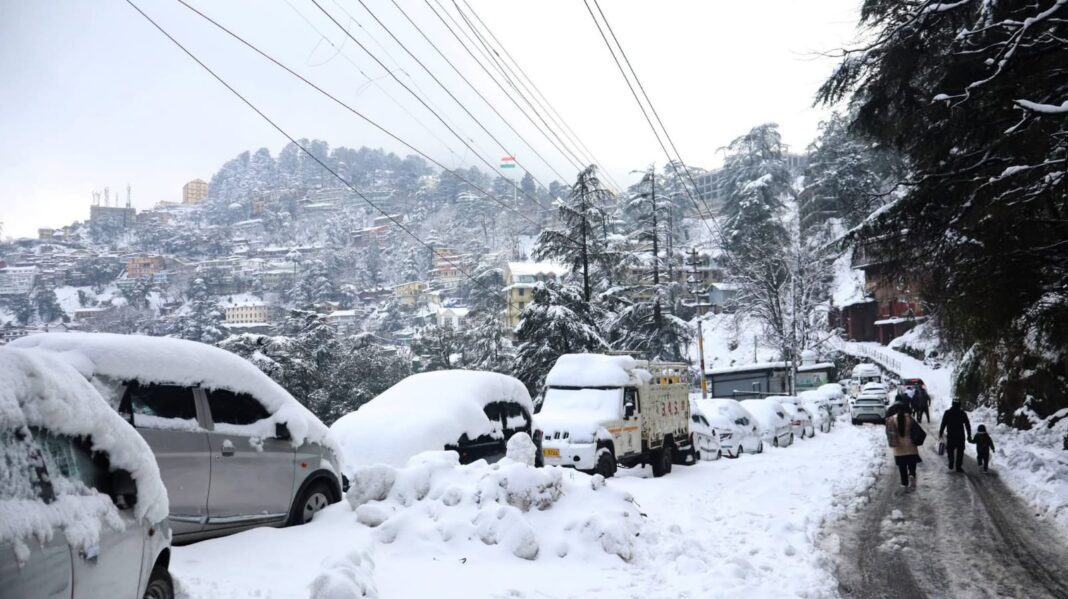 Himachal Snowfall Crisis: 4 नेशनल हाइवे बंद, 885 सड़कें अवरुद्ध, 3237 ट्रांसफार्मर ठप
