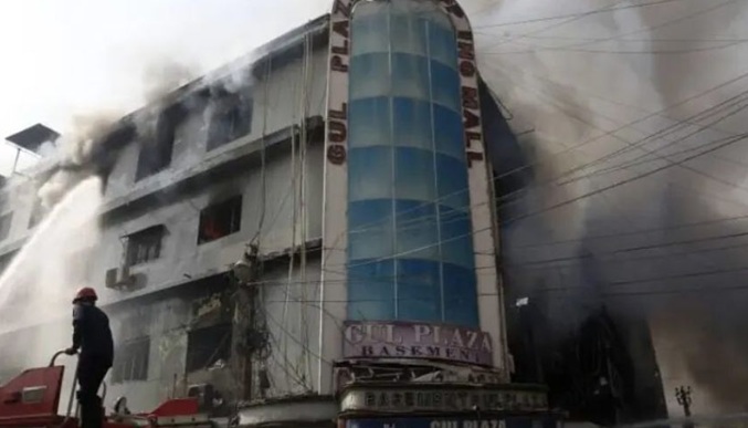 Karachi Plaza Fire Tragedy: 61 की मौत, एक दुकान से मिले 30 शव, जांच तेज