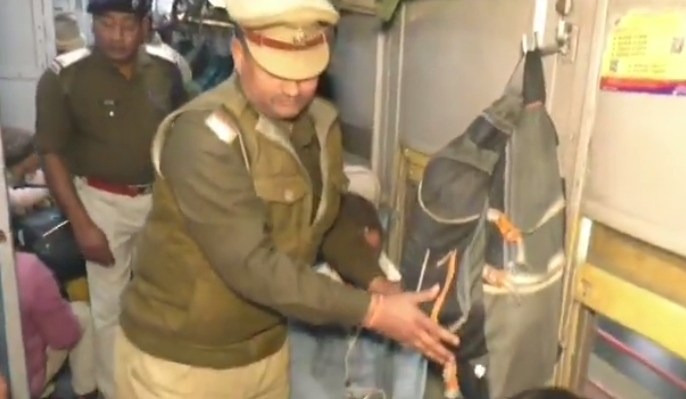 Republic Day Security: वाराणसी में ट्रेनों पर सघन चेकिंग, 48 घंटे हाई अलर्ट