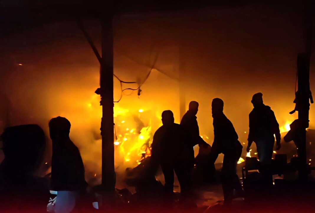 Kharagpur Scrap Fire से मची अफरा-तफरी! भीषण आग ने इलाके को हिला दिया