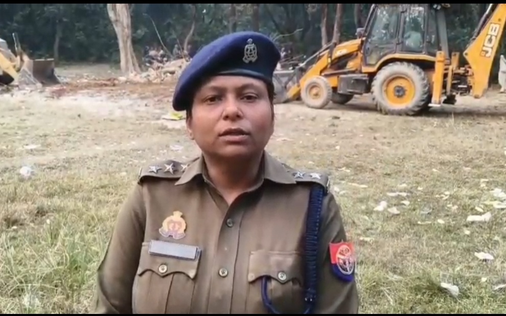 Balrampur Bulldozer Action: अवैध मजार पर चला प्रशासन का हथौड़ा, जानिए पूरी कार्रवाई
