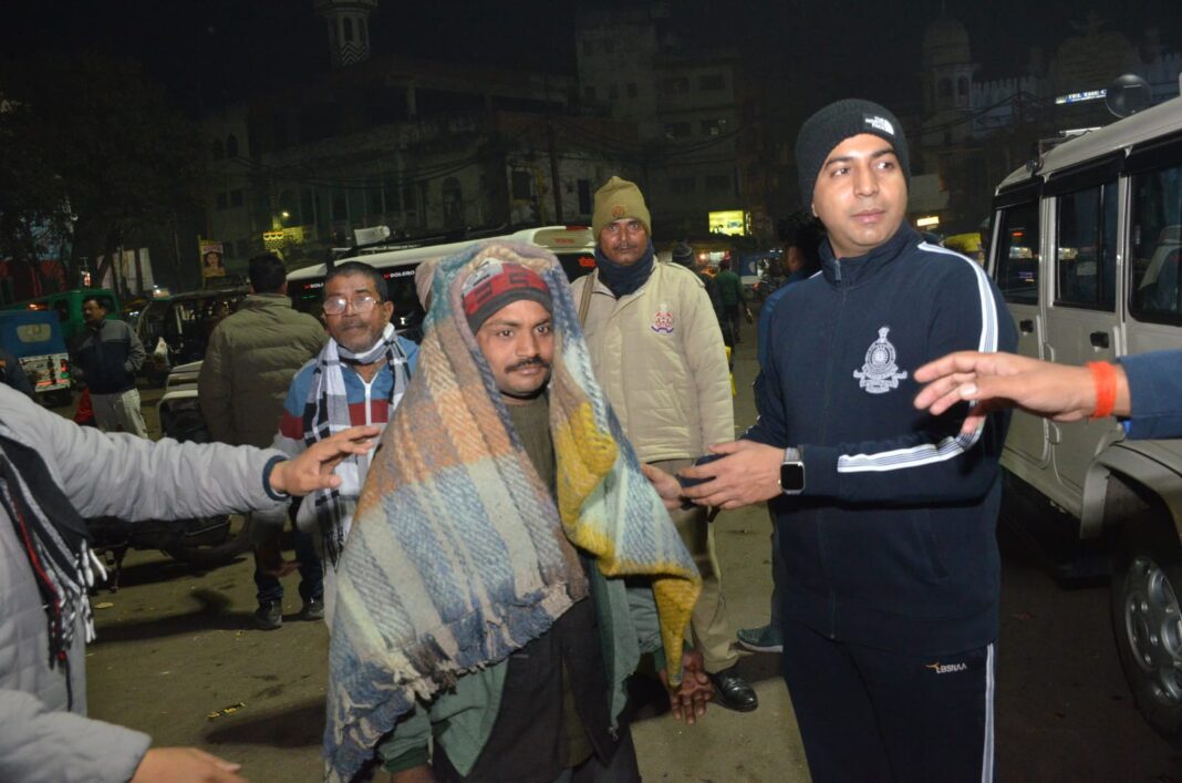 Kanpur Cold Relief Drive: हाड़ कंपाती ठंड में प्रशासन ने रातभर बांटे कंबल