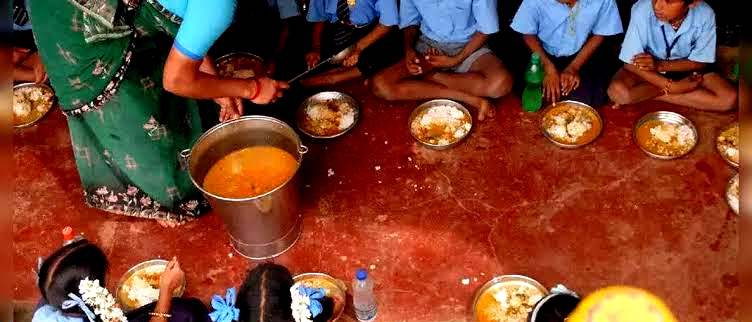 मिड-डे मील विवाद: केशपुर के स्कूल में कुत्ते का जूठा मांस परोसने का आरोप, अभिभावकों का हंगामा