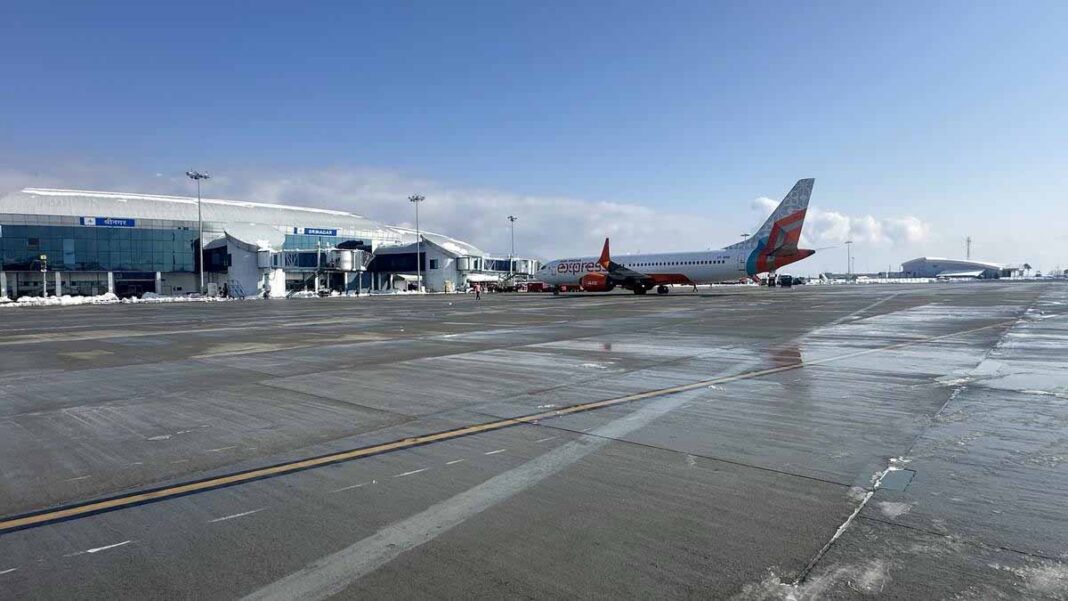 Srinagar Airport Update: लगातार बर्फबारी से आठ उड़ानें रद्द, यात्रियों के लिए अलर्ट