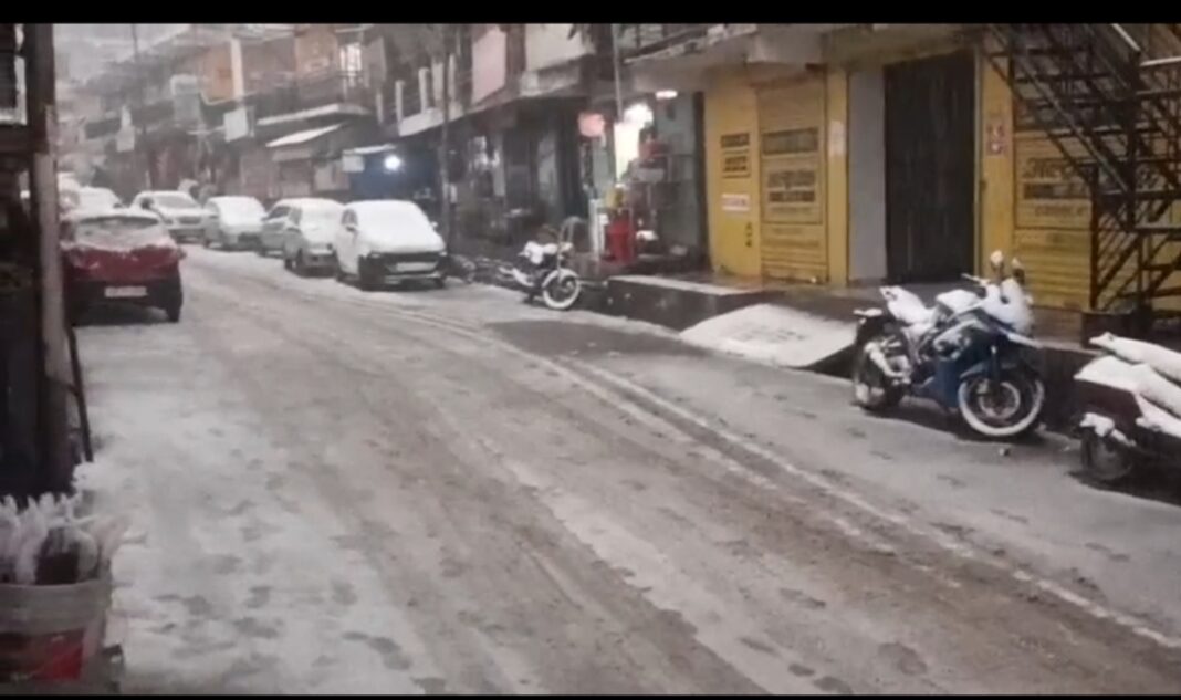 Sirmaur Weather Update: पहाड़ी इलाकों में ताजा बर्फबारी, निचले क्षेत्रों में बारिश जारी