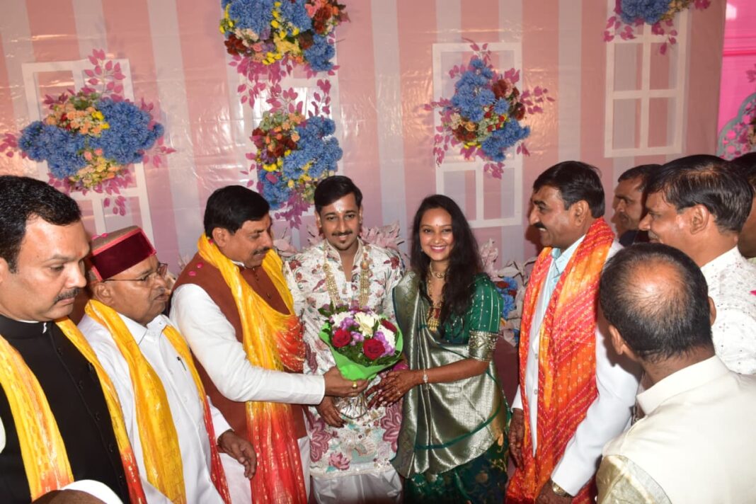 नागदा में भाजपा जिला अध्यक्ष के बेटे की शादी में पहुंचे मुख्यमंत्री मोहन यादव, वर-वधू को दिया आशीर्वाद